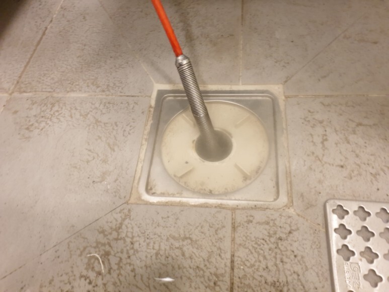 샤워 후 화장실 배수구 문제 해결하기