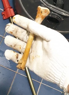 홍대입구역 치킨뼈로 인한 변기막힘 해결하기