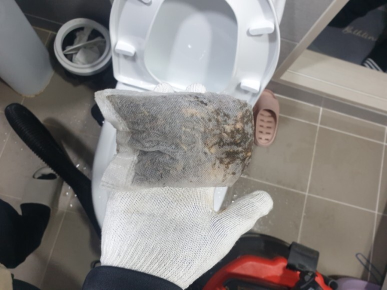 변기 막힘: 면도기와 햄, 약봉지 문제